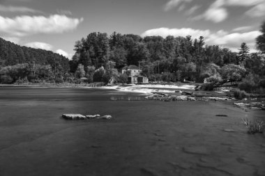 Nehirde küçük şelaleler