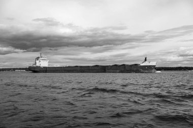 Nehirde büyük bir kargo gemisi