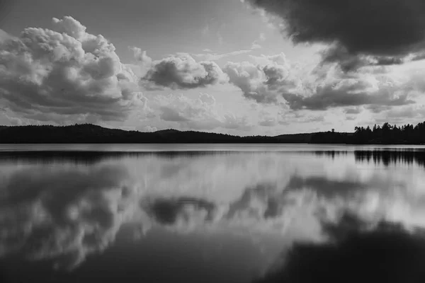 Mulen Himmel Över Sjö Sommaren — Stockfoto