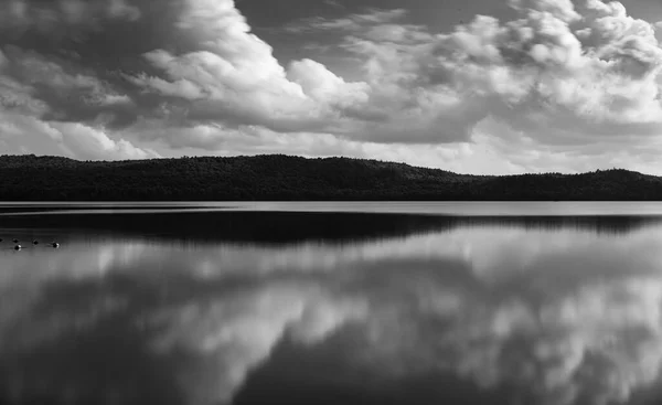 Cielo Nublado Sobre Lago Verano —  Fotos de Stock