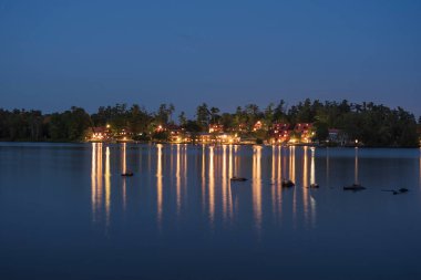 Alacakaranlıkta gölde kulübeler