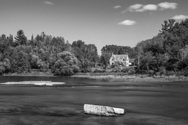 Nehirde küçük bir şelale