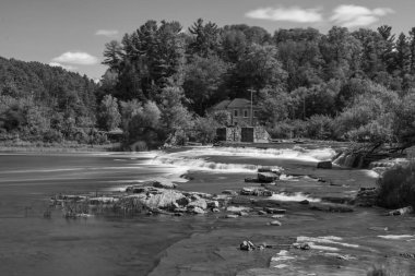 Nehirdeki şelaleler