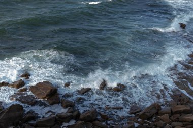 Atlantik okyanusuna bakan kayalıklar