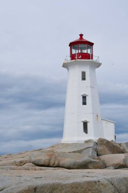 Maine, ABD 'de kayalık bir sahilde deniz feneri.