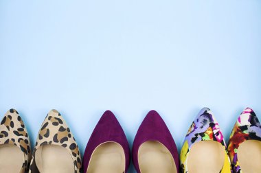 Stiletto ayakkabı açık mavi renkli üstünde bir içini kaplamak.