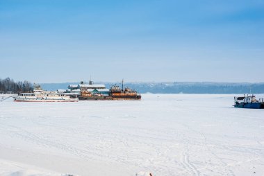 Perm, Rusya - 13 Aralık: Kama nehrinin durgun sularındaki tersanede paslı gemiler