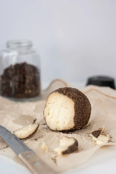 Belper sert İsviçre peyniri, küçük top ve siyah biber..