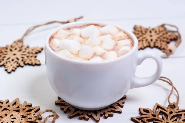 Kopp Kaffe Eller Varm Choklad Med Marshmallows Och Snöflingor Trä — Stockfoto