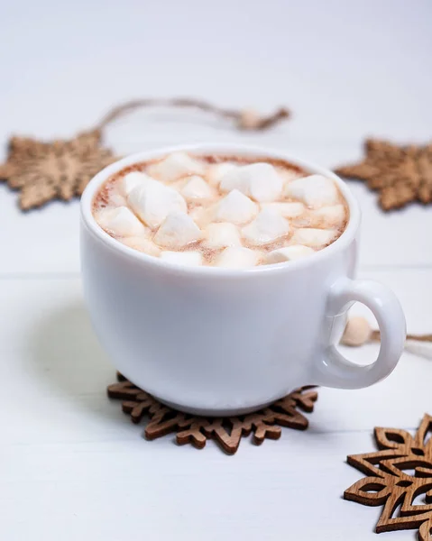 Kopp Kaffe Eller Varm Choklad Med Marshmallows Och Snöflingor Trä — Stockfoto