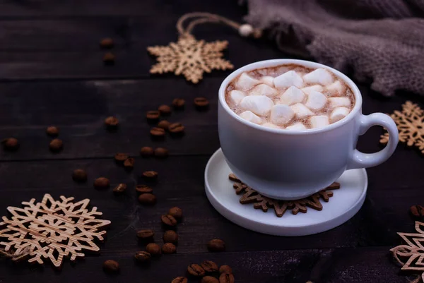 Kopp Kaffe Med Marshmallows Och Snöflingor Trä Mörkt Träbord Vinterkoncept — Stockfoto