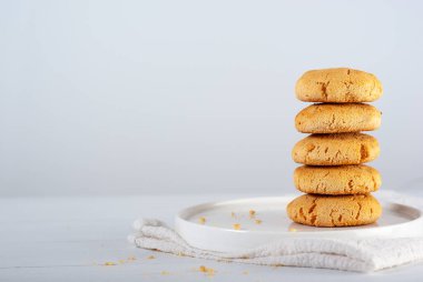 Ev yapımı altın kahverengi mısır kurabiyeli arkaplan, tarif metni için kopya alanı