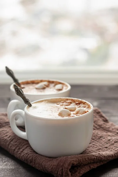 Deux Tasses Blanches Cappuccino Travers Fenêtre Avec Des Cuillères Intérieur — Photo