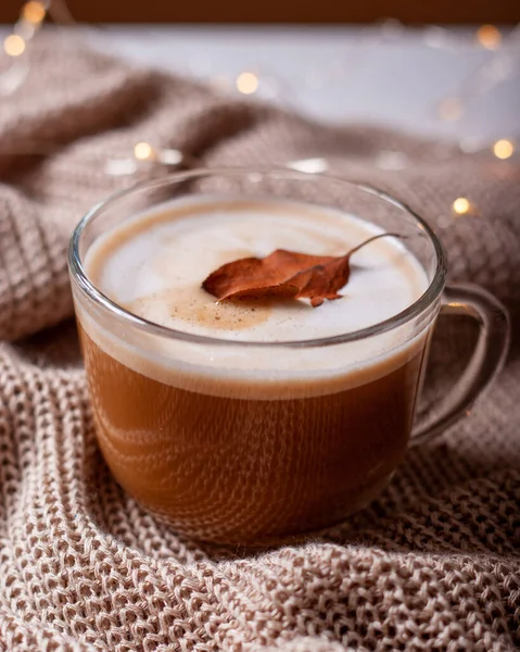 Café Americano Xícara Transparente Uma Superfície Malharia Com Luzes Amarelas — Fotografia de Stock