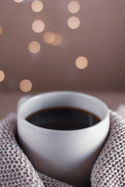 Xícara Café Cachecol Quente Malha Mesa Madeira Decorada Com Luzes — Fotografia de Stock