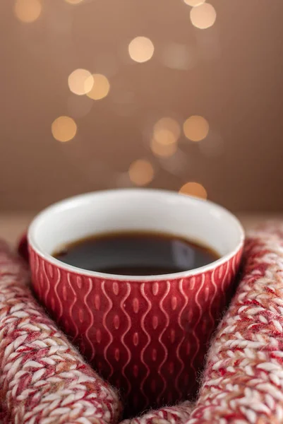 Tasse Rouge Café Écharpe Chaude Tricotée Sur Table Bois Décorée — Photo