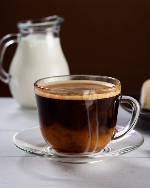 Kopp Varmt Amerikanskt Svart Kaffe Med Grädde Som Hälls Över — Stockfoto