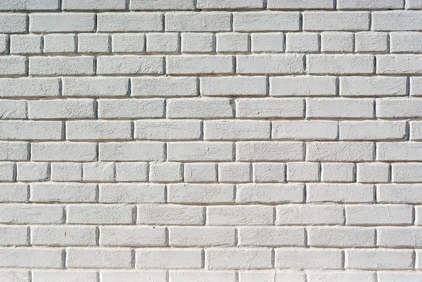 Orta büyüklükte beyaz tuğla bir duvar.