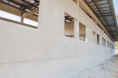 Duvarı ve penceresi açık gri beton zemin. Tamamlanmamış. İnşaat sırasında beton yapı dokusu boşalmış. İnşaat sektöründe.