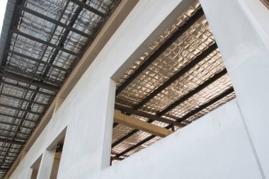 Pencereli gri beton zemin. Çelik çatının altındaki ısıya dayanıklı yalıtım malzemesi boş beton yapı dokusu altında. İnşaat sektöründe..