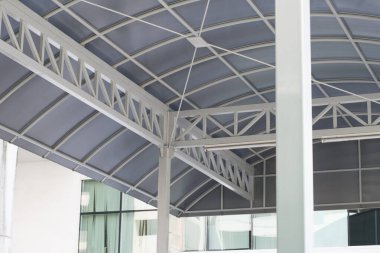 Yeni ticari binanın yapısal çelik yapısına karşı. Modern fabrika veya depo inşaatı. İnşaat için çelik çatı iskeleti yapısı