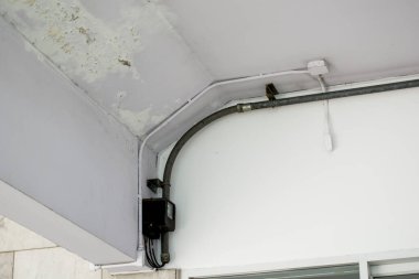 Tavanda yağmur suyu sızıntısı hasara neden olur, boya soyarlar. Şiddetli yağmur ve bol su sonrasında tavanda ıslak noktalar ve çatlaklar var. Elektrik sistemine yakın yerlerde tehlike var..