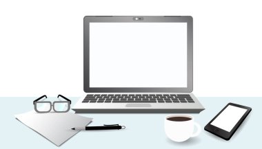 Çalışma alanı, dizüstü bilgisayar beyaz ekranlı, masa başında boş bir ekran. Beyaz bir akıllı telefon ekranı ile. Ve beyaz boş bir kağıt. Ofis malzemeleri, masadaki resimlerin kompozisyonu.. 