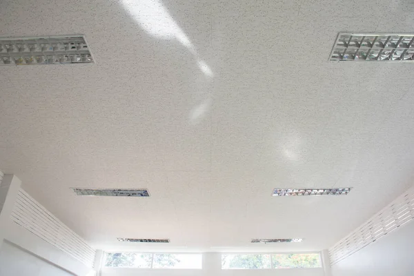 Plafond Acoustique Avec Éclairage Fenêtre Canal Lumineux Texture Acoustique Panneau — Photo
