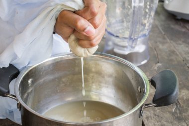 Kaempferia 'nın basamağı yemek pişirmeyi özümser. Kumaş filtresiyle yapılıyor. ya da kağıt filtresi. Yemek pişirmek için ilaç, Tayland yemeği, anti-Covid-19 özütü. Doğal bir tıbbi bitki konsepti.