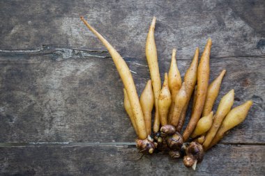 Üst Manzara, Kaempferia eski dokuları metin için kopyalama alanı olan ahşap bir masanın üzerine yerleştirilmiştir. Kaempferia yemeği, Tayland yemeği, anti-Covid-19 özütü. Doğal bir tıbbi bitki konsepti. 