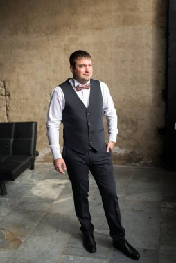 Takım elbiseli ve papyonlu bir adam.