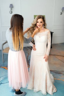 Düğün stilisti gelinin saçını düzleştirir