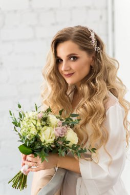 Peignoir 'de güzel gelin ve düğün buketi