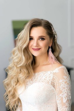 Güzel bir gelini uzun sarı saçlarıyla ovuyor.