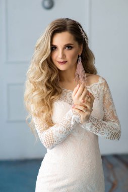 Stüdyoda güzel bir gelini elbiseyle ovuyor.