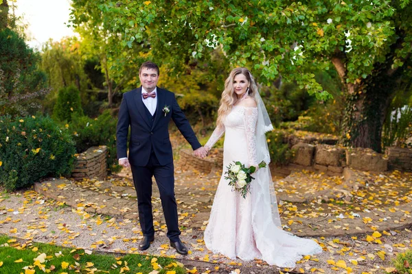 Casal Belos Recém Casados Jardim — Fotografia de Stock