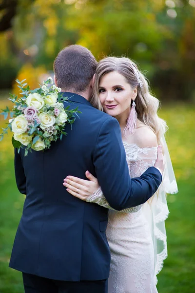 Noiva Abraçou Seu Noivo Olha Frente — Fotografia de Stock