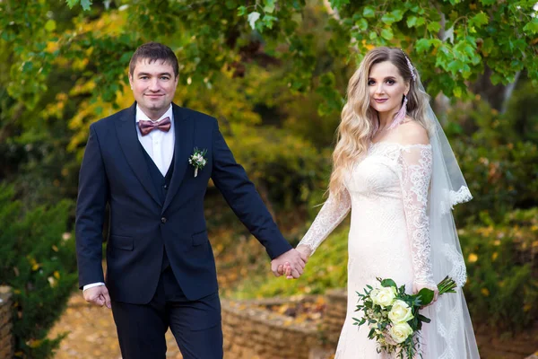 Casal Recém Casados Jardim Uma Caminhada Casamento — Fotografia de Stock
