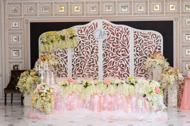 Gelin ve damadın güzel süslü masası bir düğün partisinde