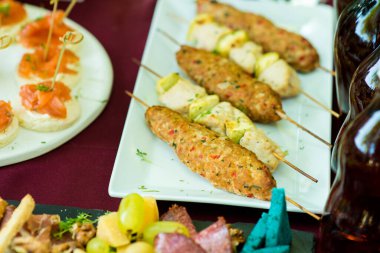 Yemek masasında şiş kebap.