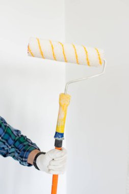 Boya silindirli tamirci el.