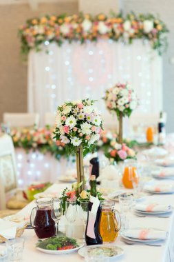 Çiçek süsleme masasında düğün ziyafeti