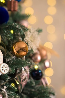 Stüdyodaki ağaçta Noel topları