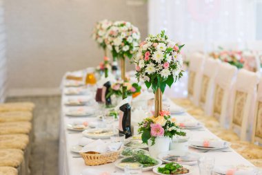 Ziyafet masasındaki taze çiçeklerin kompozisyonları