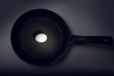 Tavada beyaz yumurta.