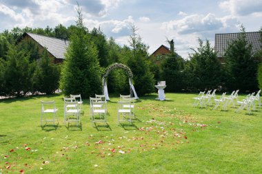 Damat ve gelin çayıra geri dönüyor.