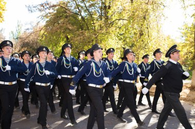 Geçit töreninde yürüyen genç denizcilerden oluşan bir takım.