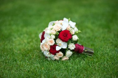 Kırmızı ve açık renkli düğün buketi