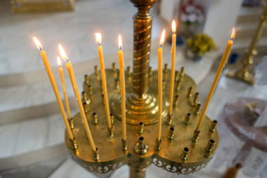 Ortodoks Hıristiyan Kilisesinde Yanan Mumlar