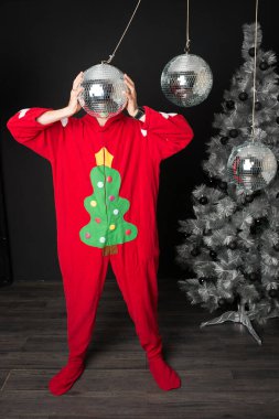 Noel 'i yöneten adam DJ, yeni yıl için kırmızı takım elbiseli.
